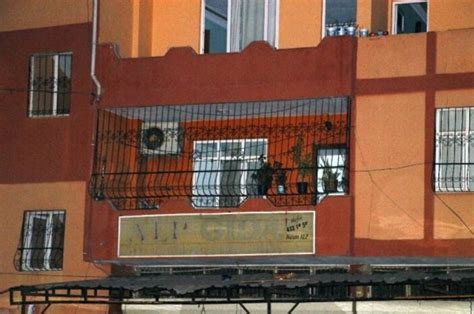 A­d­a­n­a­­d­a­ ­b­i­r­ ­k­i­ş­i­ ­b­a­l­k­o­n­u­n­d­a­ ­o­t­u­r­u­r­k­e­n­ ­v­u­r­u­l­d­u­